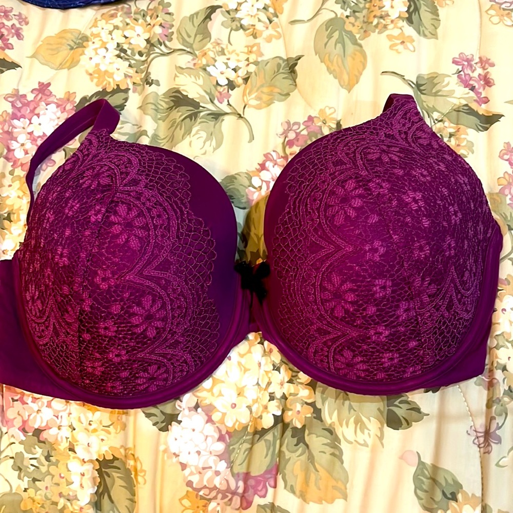 Burgundy laced lined perfect coverage “body by Victoria” Victoria’s Secret 38DDD